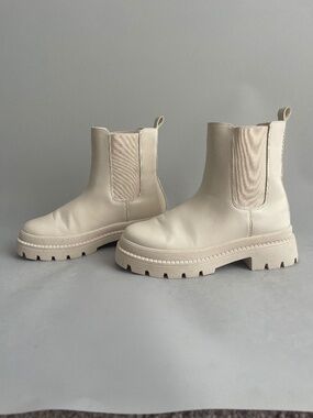 Women’s Chelsea Ankle Boots Ivory Chunky Lug Sole Pull On US 8.5 EU 39 SAYDEY
